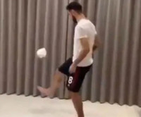 [ẢNH] Muôn cách giải khuây của sao bóng đá khi ở nhà tránh dịch