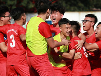 [ẢNH] Khoảnh khắc vỡ òa trên chấm luân lưu của ĐKVĐ Trương Định trước Hoài Đức A