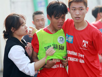 [ẢNH] Nữ CĐV lau nước mắt, an ủi cầu thủ Thạch Bàn sau thất bại