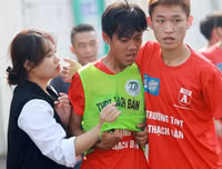 [ẢNH] Nữ CĐV lau nước mắt, an ủi cầu thủ Thạch Bàn sau thất bại