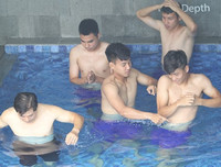 [ẢNH] Bùi Tiến Dũng, Quang Hải sảng khoái khoe thân hình cuốn hút dưới bể bơi