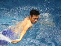 [ẢNH] Bùi Tiến Dũng, Quang Hải sảng khoái khoe thân hình cuốn hút dưới bể bơi