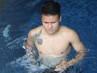 [ẢNH] Bùi Tiến Dũng, Quang Hải sảng khoái khoe thân hình cuốn hút dưới bể bơi