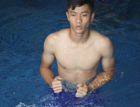 [ẢNH] Bùi Tiến Dũng, Quang Hải sảng khoái khoe thân hình cuốn hút dưới bể bơi