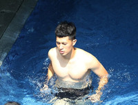 [ẢNH] Bùi Tiến Dũng, Quang Hải sảng khoái khoe thân hình cuốn hút dưới bể bơi