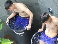 [ẢNH] Bùi Tiến Dũng, Quang Hải sảng khoái khoe thân hình cuốn hút dưới bể bơi