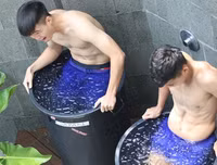 [ẢNH] Bùi Tiến Dũng, Quang Hải sảng khoái khoe thân hình cuốn hút dưới bể bơi