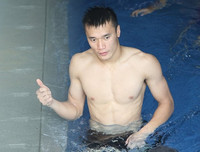 [ẢNH] Bùi Tiến Dũng, Quang Hải sảng khoái khoe thân hình cuốn hút dưới bể bơi