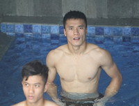 [ẢNH] Bùi Tiến Dũng, Quang Hải sảng khoái khoe thân hình cuốn hút dưới bể bơi