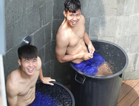 [ẢNH] Bùi Tiến Dũng, Quang Hải sảng khoái khoe thân hình cuốn hút dưới bể bơi