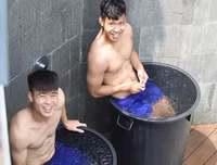 [ẢNH] Bùi Tiến Dũng, Quang Hải sảng khoái khoe thân hình cuốn hút dưới bể bơi