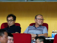 [ẢNH] Fan nữ xinh như mộng đến sân xem Xuân Trường, Quang Hải trổ tài