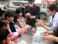 [ẢNH] Người dân Hạ Mỗ hứng khởi nhận 1.600 chai nước rửa tay khô miễn phí