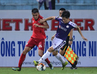 [ẢNH] Trận Hà Nội - Hải Phòng gián đoạn vì pháo sáng của cổ động viên quá khích