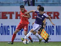 [ẢNH] Trận Hà Nội - Hải Phòng gián đoạn vì pháo sáng của cổ động viên quá khích