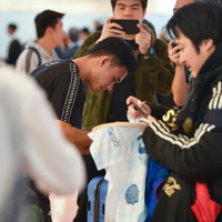 [ẢNH] Xuân Trường lặng lẽ dưới mưa ở Tokyo, chuẩn bị đá Champions League