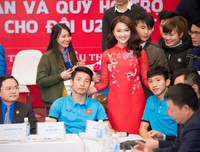 [ẢNH] Vẻ đẹp vạn người mê của fan nữ cầm cờ Việt Nam trên khán đài World Cup 2018