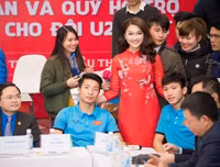 [ẢNH] Vẻ đẹp vạn người mê của fan nữ cầm cờ Việt Nam trên khán đài World Cup 2018