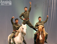 Hình ảnh hậu trường ít thấy của nghệ sỹ xiếc trước giờ sân khấu sáng đèn