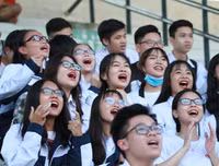 [ẢNH] Cổ động viên - tài sản vô giá của giải bóng đá học sinh THPT Hà Nội