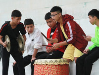 [ẢNH] Cổ động viên - tài sản vô giá của giải bóng đá học sinh THPT Hà Nội