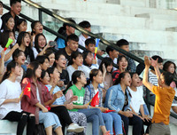 [ẢNH] Cổ động viên - tài sản vô giá của giải bóng đá học sinh THPT Hà Nội