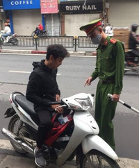 Hà Nội tiếp tục nhắc nhở, xử phạt nhiều trường hợp không đeo khẩu trang nơi công cộng