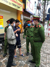 Hà Nội tiếp tục nhắc nhở, xử phạt nhiều trường hợp không đeo khẩu trang nơi công cộng