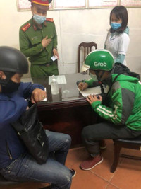 Hà Nội tiếp tục nhắc nhở, xử phạt nhiều trường hợp không đeo khẩu trang nơi công cộng