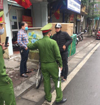 Hà Nội tiếp tục nhắc nhở, xử phạt nhiều trường hợp không đeo khẩu trang nơi công cộng