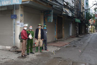 Hà Nội tiếp tục nhắc nhở, xử phạt nhiều trường hợp không đeo khẩu trang nơi công cộng