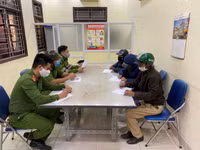 Hà Nội tiếp tục nhắc nhở, xử phạt nhiều trường hợp không đeo khẩu trang nơi công cộng