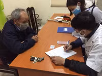 Hà Nội tiếp tục nhắc nhở, xử phạt nhiều trường hợp không đeo khẩu trang nơi công cộng