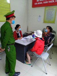 Hà Nội tiếp tục nhắc nhở, xử phạt nhiều trường hợp không đeo khẩu trang nơi công cộng