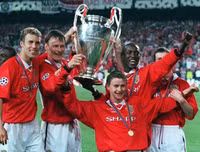 Cựu danh thủ M.U vui vẻ chụp ảnh cùng người hâm mộ tại phố đi bộ hồ Gươm