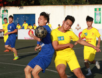 [ẢNH] Cầu thủ THPT Đống Đa công kênh HLV sau chiến thắng nghẹt thở