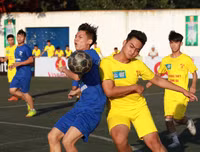 [ẢNH] Cầu thủ THPT Đống Đa công kênh HLV sau chiến thắng nghẹt thở