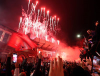 [ẢNH] Mở tiệc bàn thắng trước Chelsea, Liverpool lần đầu nâng cúp vô địch Premier League