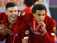 [ẢNH] Mở tiệc bàn thắng trước Chelsea, Liverpool lần đầu nâng cúp vô địch Premier League