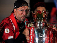 [ẢNH] Mở tiệc bàn thắng trước Chelsea, Liverpool lần đầu nâng cúp vô địch Premier League