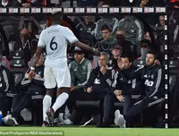 Không thèm bắt tay, mâu thuẫn giữa Pogba và HLV Mourinho lên tới đỉnh điểm