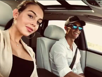 [ẢNH] Bạn gái Ronaldo lại khoe thân hình quyến rũ trong bộ bikini nóng bỏng