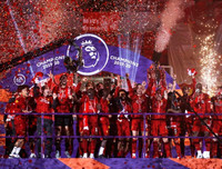 [ẢNH] Mở tiệc bàn thắng trước Chelsea, Liverpool lần đầu nâng cúp vô địch Premier League