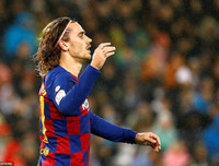 [ẢNH] Dự khán Siêu kinh điển, Ronaldo khoái chí nhìn Messi bạc nhược trước Real