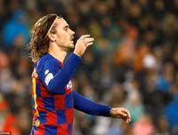 [ẢNH] Dự khán Siêu kinh điển, Ronaldo khoái chí nhìn Messi bạc nhược trước Real