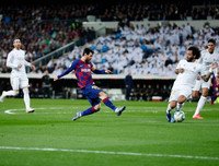 [ẢNH] Dự khán Siêu kinh điển, Ronaldo khoái chí nhìn Messi bạc nhược trước Real