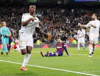 [ẢNH] Dự khán Siêu kinh điển, Ronaldo khoái chí nhìn Messi bạc nhược trước Real