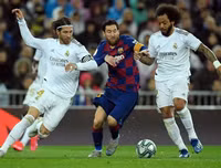 [ẢNH] Dự khán Siêu kinh điển, Ronaldo khoái chí nhìn Messi bạc nhược trước Real