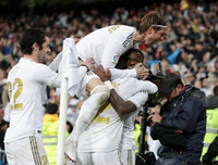 [ẢNH] Dự khán Siêu kinh điển, Ronaldo khoái chí nhìn Messi bạc nhược trước Real