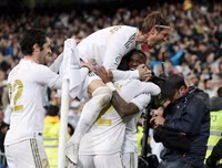 [ẢNH] Dự khán Siêu kinh điển, Ronaldo khoái chí nhìn Messi bạc nhược trước Real